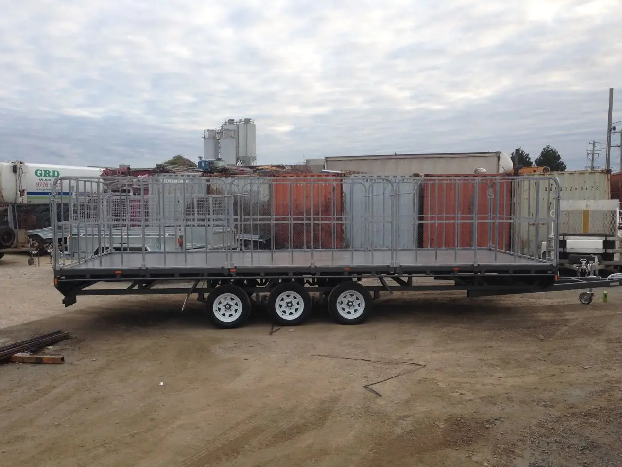 20×7 Tri-Axle Flat-Top Trailer – 2,000kg ATM, Truck Gates