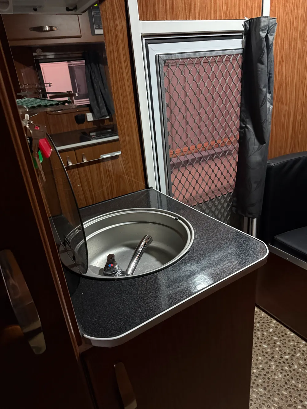 ANGLE LOAD 2 HORSE FLOAT FULLY EQUIPPED LUXURY LIVING - Image 5