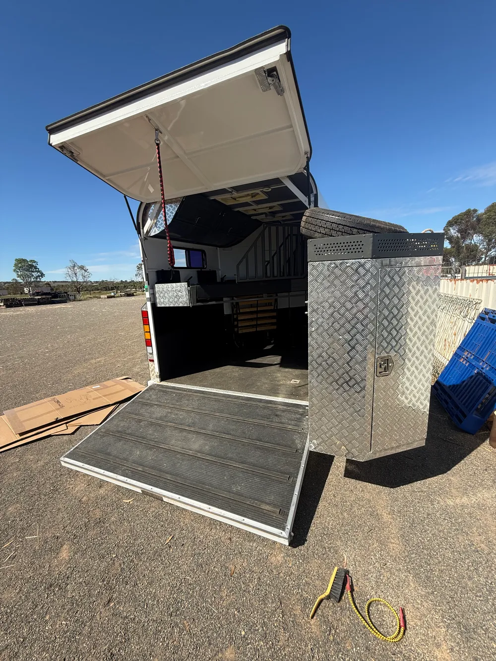 ANGLE LOAD 2 HORSE FLOAT FULLY EQUIPPED LUXURY LIVING - Image 4