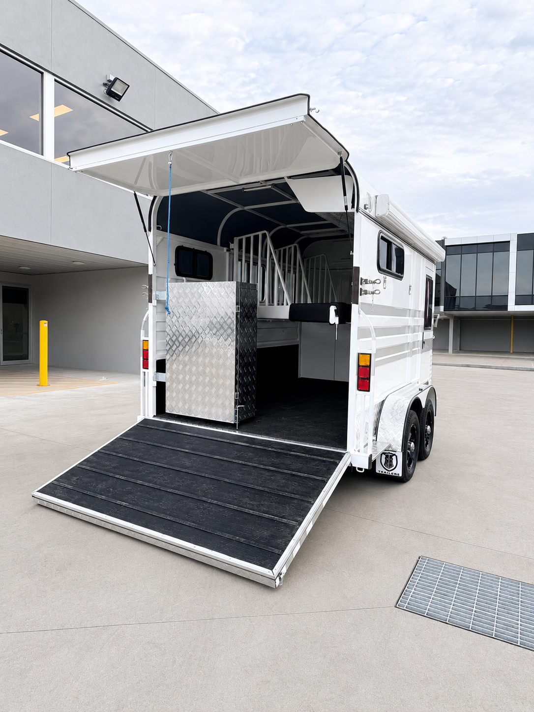 VIC - 2026 IRONHORSE 2HAL DELUXE/KITCHEN - Image 9