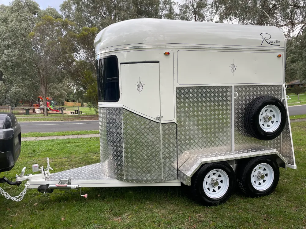 ROWVILLE FULLY RENOVATED CUSTOM HORSE FLOAT - Image 5
