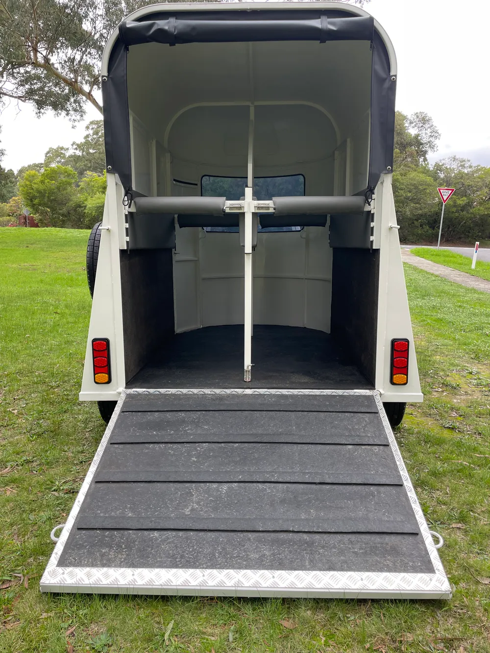 ROWVILLE FULLY RENOVATED CUSTOM HORSE FLOAT - Image 3