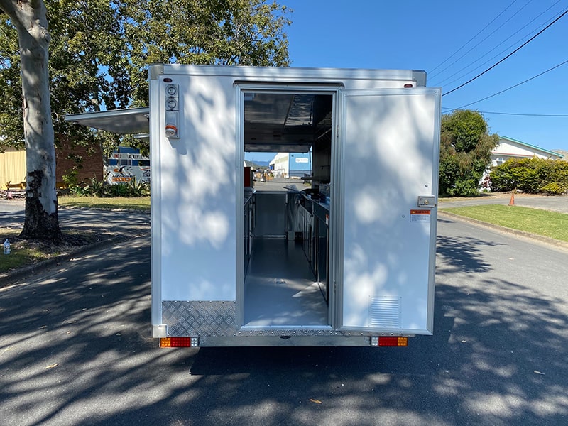 Supersize food trailer ready to go - Image 8