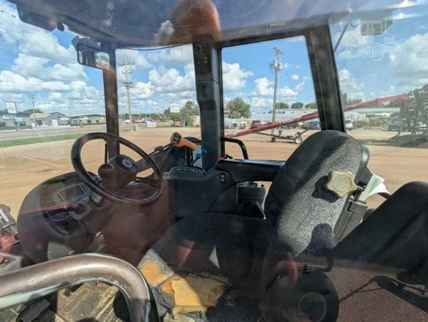 2002 New Holland TV140 140 HP 4WD Tractor with Hydrostatic Transmission - Image 2