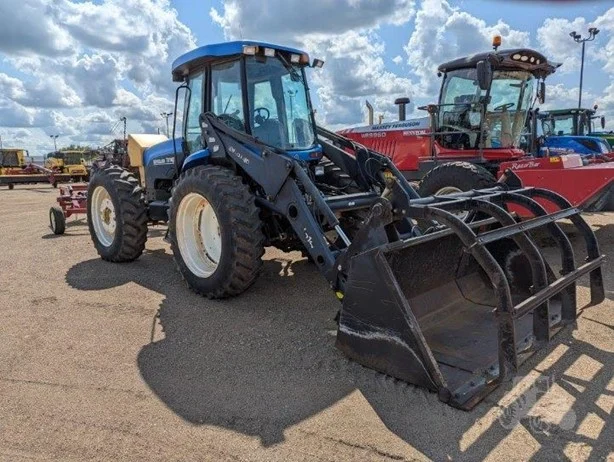 2002 New Holland TV140 140 HP 4WD Tractor with Hydrostatic Transmission - Image 12
