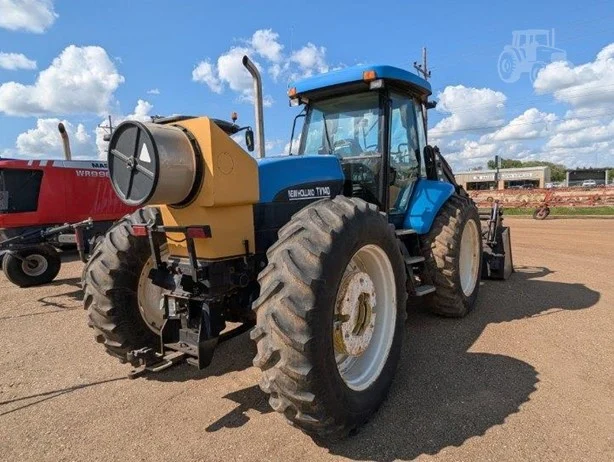 2002 New Holland TV140 140 HP 4WD Tractor with Hydrostatic Transmission - Image 4